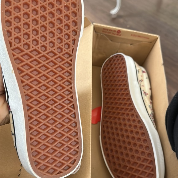 Vans - Picture 2 of 2